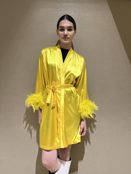 Bata con Plumas color Amarillo